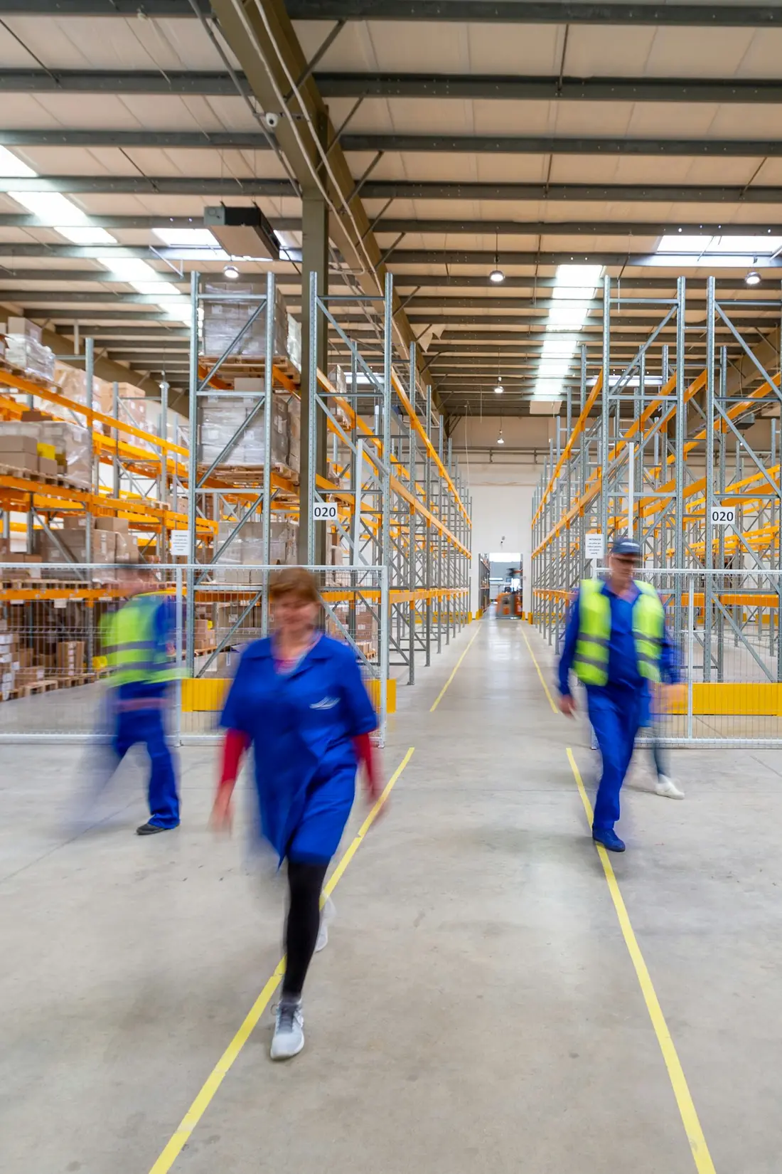 Entrepôt de distribution, allées rangées et préparation de commandes