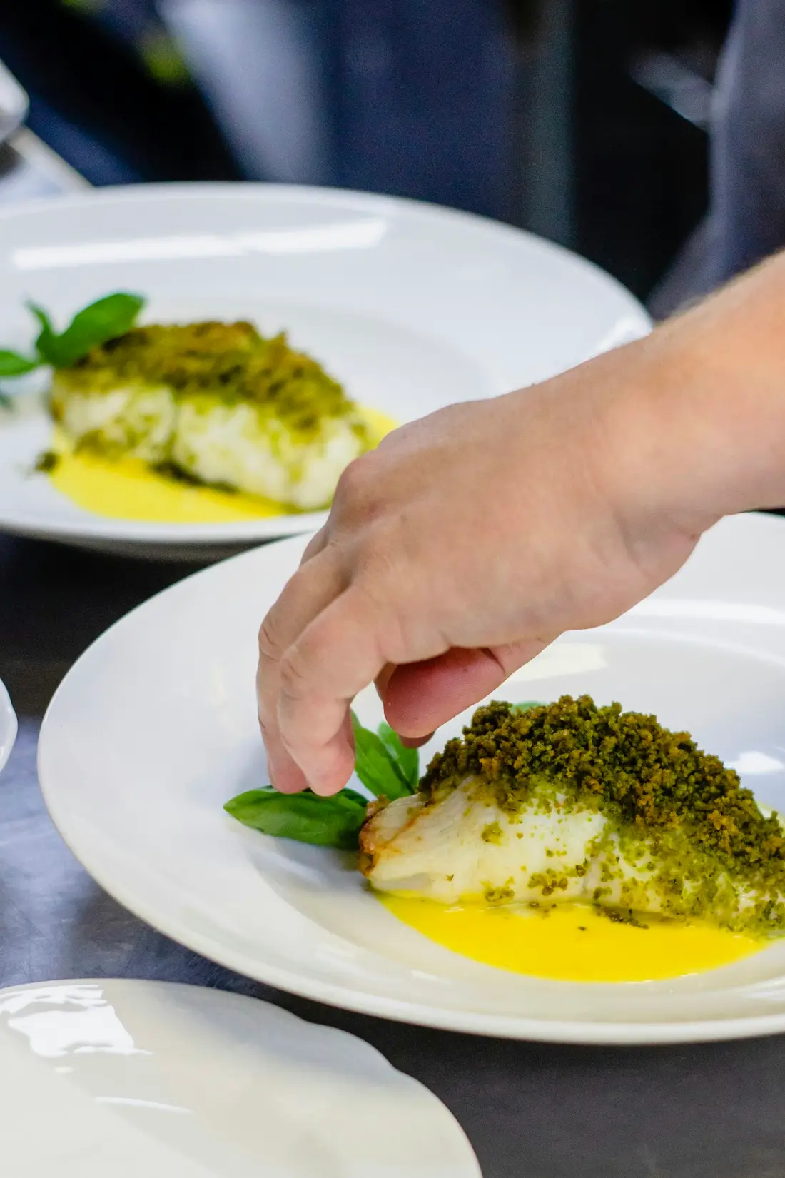 Dressage d'un plat sur assiette blanche